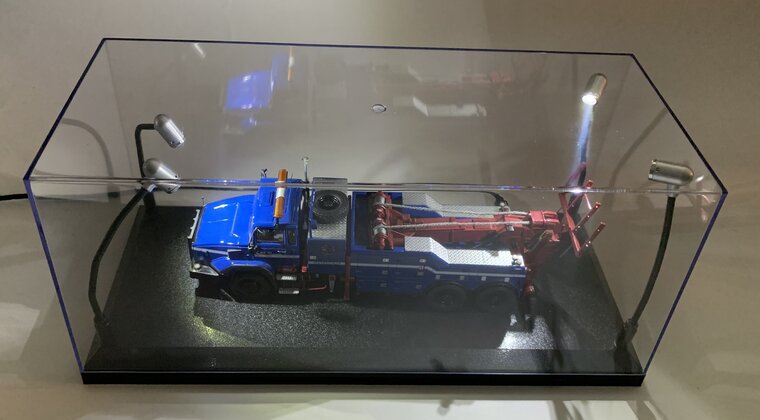 Triple9 1:18 Vitrine met Led 35.0x15.3x15.6 (Base surface inside 33x13cm) zwart bodem, excl modelautos