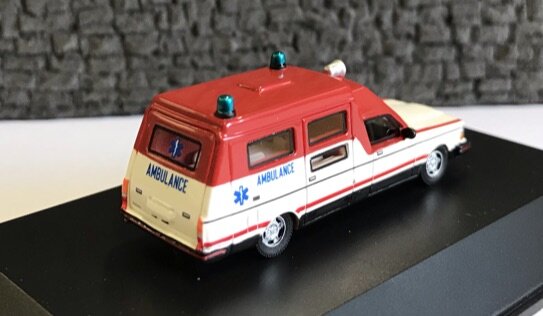BOS 1:87 Volvo 265 TE Ambulance 1985 wit rood