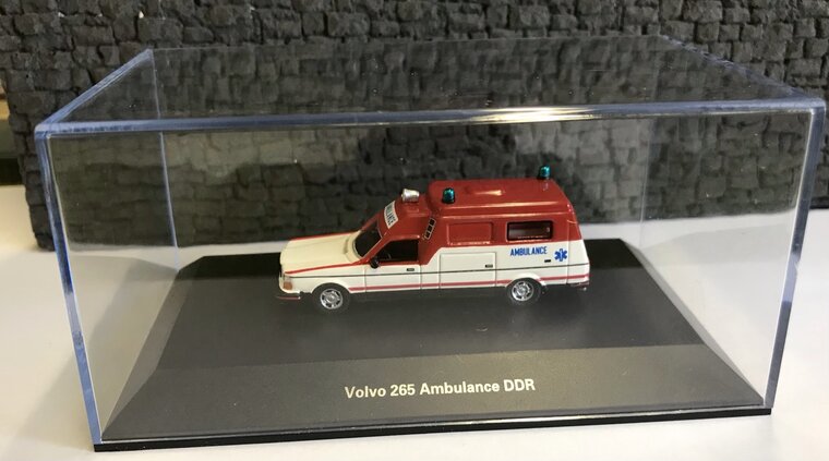 BOS 1:87 Volvo 265 TE Ambulance 1985 wit rood