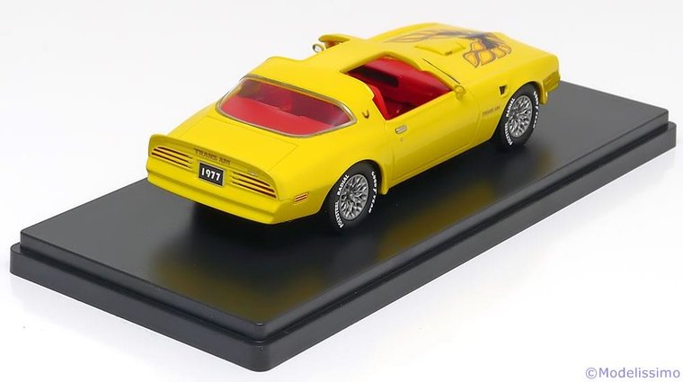 Auto World 1:43 Pontiac Firebird Trans Am 1977 geel resin series