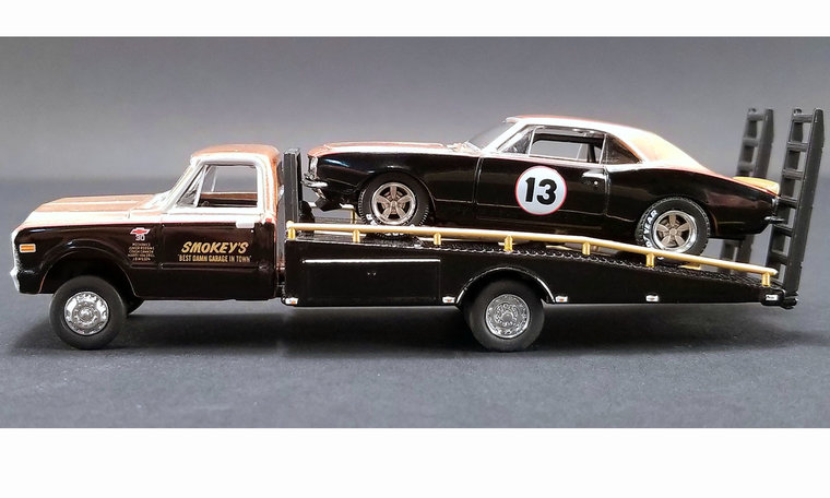 ACME 1:64 Chevrolet Camaro no 13 Smokey Yunick 1967 met Chevrolet C10 Ramp Truck