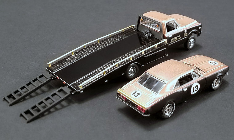 ACME 1:64 Chevrolet Camaro no 13 Smokey Yunick 1967 met Chevrolet C10 Ramp Truck