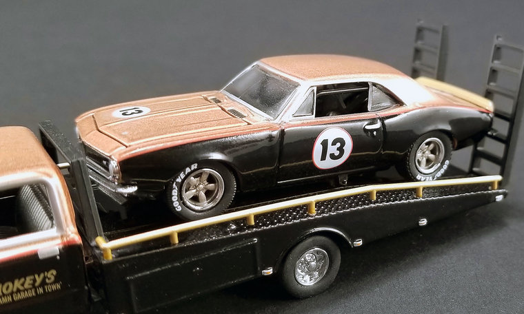 ACME 1:64 Chevrolet Camaro no 13 Smokey Yunick 1967 met Chevrolet C10 Ramp Truck