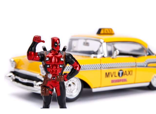 Jada 1:24 Deadpool Taxi met Figuur 2016 geel