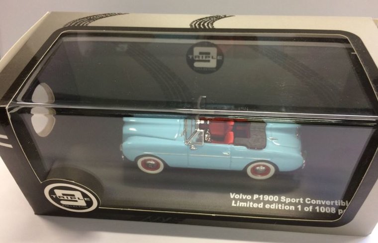 Triple9 Collection 1:43 Volvo P1900 Sport Cabrio lichtblauw