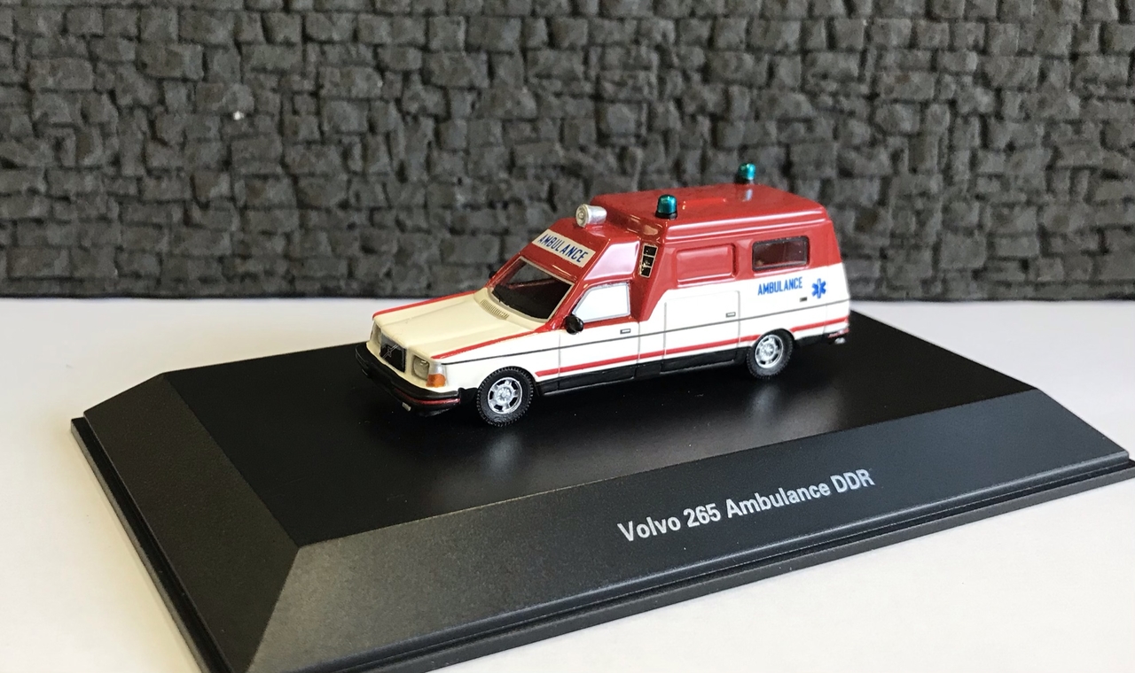 Archeoloog roman Bruin BOS 1:87 Volvo 265 Ambulance - JSN modelauto's