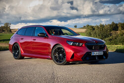 GT Spirit 1:18 BMW M5 Touring red 2025. Levering 11-2025