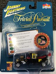Johnny Lightning 1:64 George Barris / The Barris Koach & Trivial Pursuit poker chip, zwart