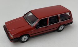 Premium Classixxs 1:87 Volvo 740 combi, rood 1985, in windowbox