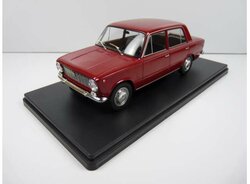 Atlas 1:24 Fiat 124 Sport 1600 donkerrood 1970 in blisterverpakking