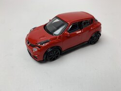 Bburago 1:43 Nissan Juke R rood in window-box