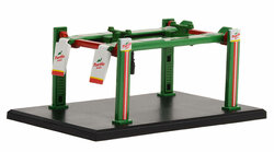 Greenlight 1:64 Turtle Wax Auto Body Shop *Four Post Lifts Series 5*