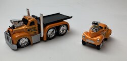 Maisto 1:64 Mack B-61 Flatbed 1953 met Willys Coupe Gasser 1941 - Muscle Transport model no 11 oranje