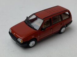 Premium Classixxs 1:87 Opel Kadett E Caravan 1985 rood