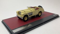 Matrix 1:43 Land Rover 109 Bell Aurens longnose open geel. Individueel genummerd  - Limited 100 pcs