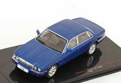 IXO 1:43 Jaguar XJ8 (X308) blauw 1998 in vitrine