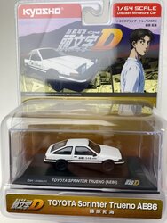Kyosho 1:64 Toyota Spinter Trueno (AE86) wit 1985 ​​​​​​​Initial D incl. vitrine – Circuit Wolf Blister pack edition