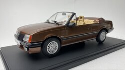 WhiteBox 1:24 Opel Ascona C Cabriolet 1985 bruin in window-box