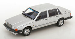 Triple9 1:18 Volvo 760 Turbo 1985 zilver metallic