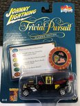 Johnny Lightning 1:64 George Barris / The Barris Koach & Trivial Pursuit poker chip, zwart Johnny Lightning 1:64 George Barris / The Barris Koach & Trivial Pursuit poker chip, zwart