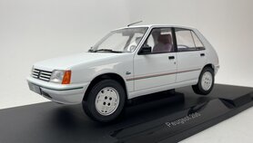 MCG 1:18 Peugeot 205 1984 wit