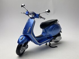 Maisto 1:12 Vespa Primavera 150 blauw