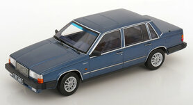 Triple9 1:18 Volvo 760 Turbo blauw metallic 1985