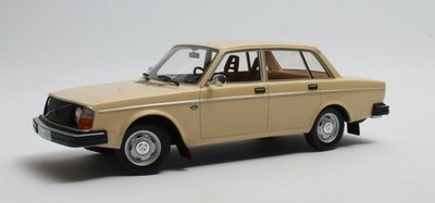 Cult Models 1:18 Volvo 244DL creme 1975