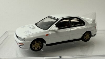 BM Creations 1:64 Subaru Impreza WRX LHD, white 1994 in vitrine met extra wielen