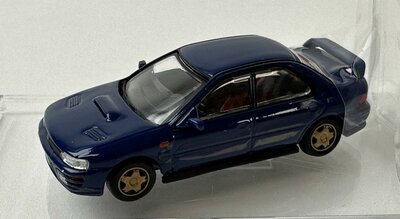 BM Creations 1:64 Subaru Impreza WRX LHD, blue 1994, in vitrine met extra wielen