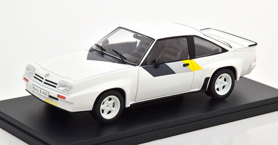 Atlas 1:24 Opel Manta B 400 1981 wit met decor in blisterverpakking