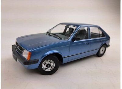 Triple9 1:18 Opel Kadett D 5 deurs, blauw metallic met blauw grijs interieur 1984