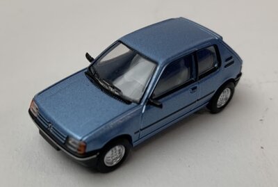 Premium Classixxs 1:87 Peugeot 205 licht blauw metallic 1984, in windowbox