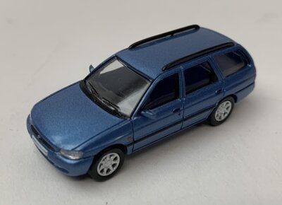 Premium Classixxs 1:87 Ford Escort MK VII Turnier blauw metallic 1995, in windowbox