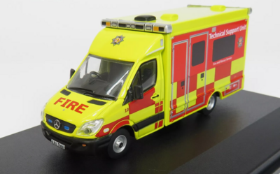 Oxford 1:76  Mercedes Ambulance  - Bedfordshire Fire & Rescue Service geel/ rood in vitrine