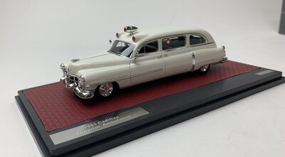 Matrix 1:43 Cadillac Superior Ambulance wit 1951, limited 100 pcs