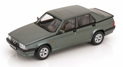 Triple9 1:18 Alfa Romeo 75 1991 donkergrijs