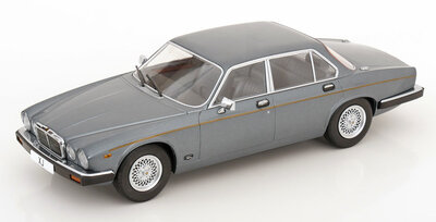 MCG 1:18 Jaguar XJ Series III Limousine donkergrijs 1979