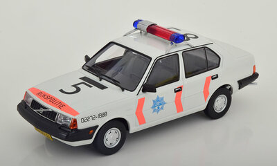 Triple9 1:18 Volvo 340 Rijkspolitie 1987 wit met decor