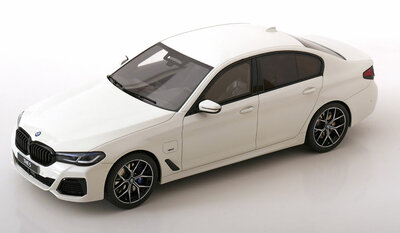 GT Spirit 1:18 BMW 545E X Drive Saloon M Sport Alpinie wit III 2023