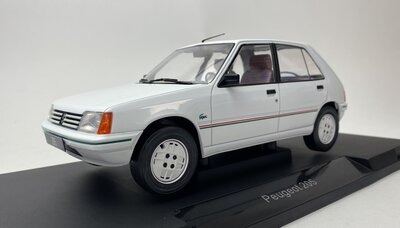 MCG 1:18 Peugeot 205 1984 wit