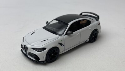 BBR Models 1:64 Alfa Romeo Giulia GTAM 2021 wit met zwart dak
