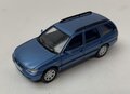 Premium Classixxs 1:87 Ford Escort MK VII Turnier blauw metallic 1995, in windowbox