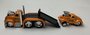 Maisto 1:64 Mack B-61 Flatbed 1953 met Willys Coupe Gasser 1941 - Muscle Transport model no 11 oranje_