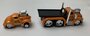 Maisto 1:64 Mack B-61 Flatbed 1953 met Willys Coupe Gasser 1941 - Muscle Transport model no 11 oranje_