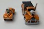 Maisto 1:64 Mack B-61 Flatbed 1953 met Willys Coupe Gasser 1941 - Muscle Transport model no 11 oranje_